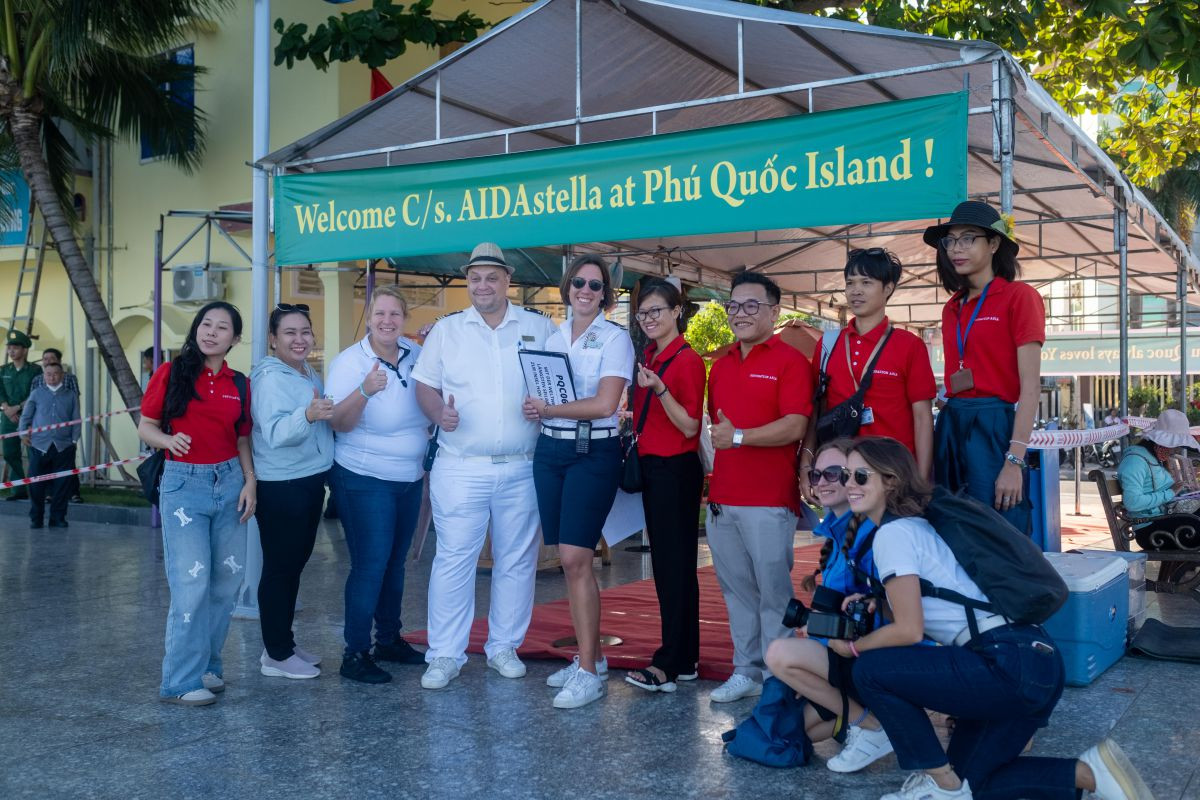 Đội ngũ John's Tours chụp ảnh cùng đội AIDA Stella vào ngày 18 tháng 12 năm 2024.