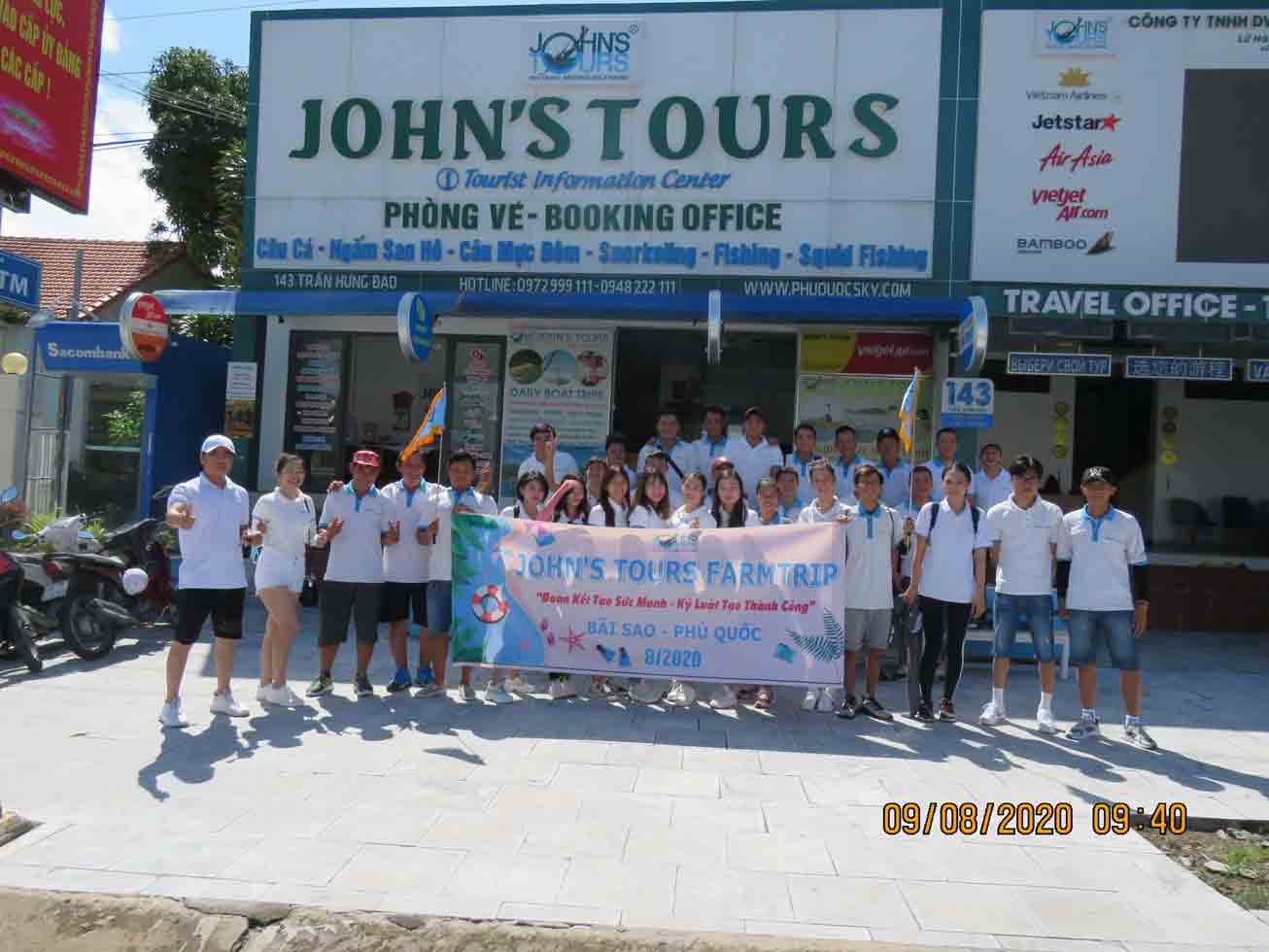 Đội ngũ nhân viên John’s Tours chuẩn bị xuất phát du lịch Phú Quốc