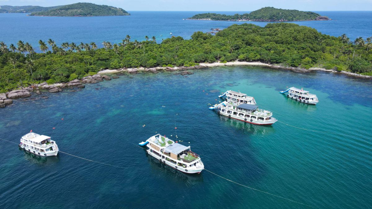 Đội tàu John's Tours tại hòn Gầm Ghì