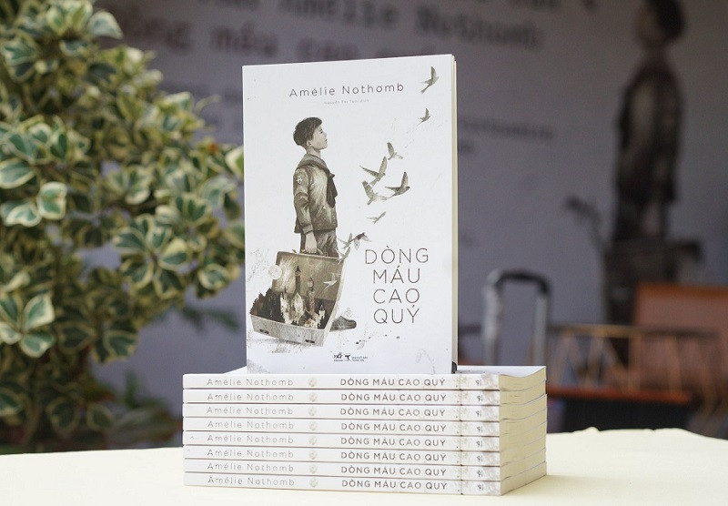 Review sách Dòng máu cao quý – Amélie Nothomb