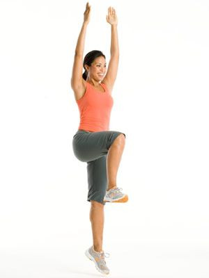 Động tác Hands-up-Hop