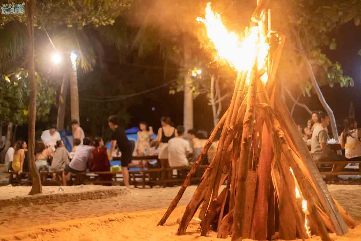 Đốt lửa trại trên hòn Mây Rút Trong Phú Quốc