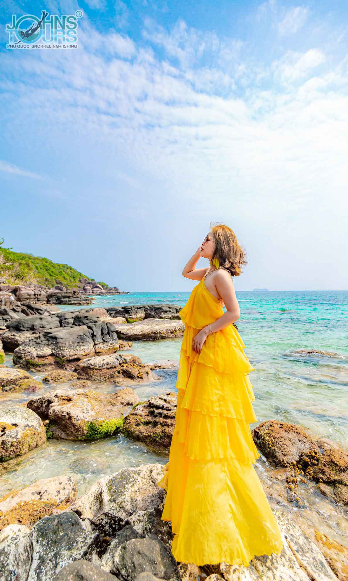Du khách checkin tại Hòn Mây Rút Trong