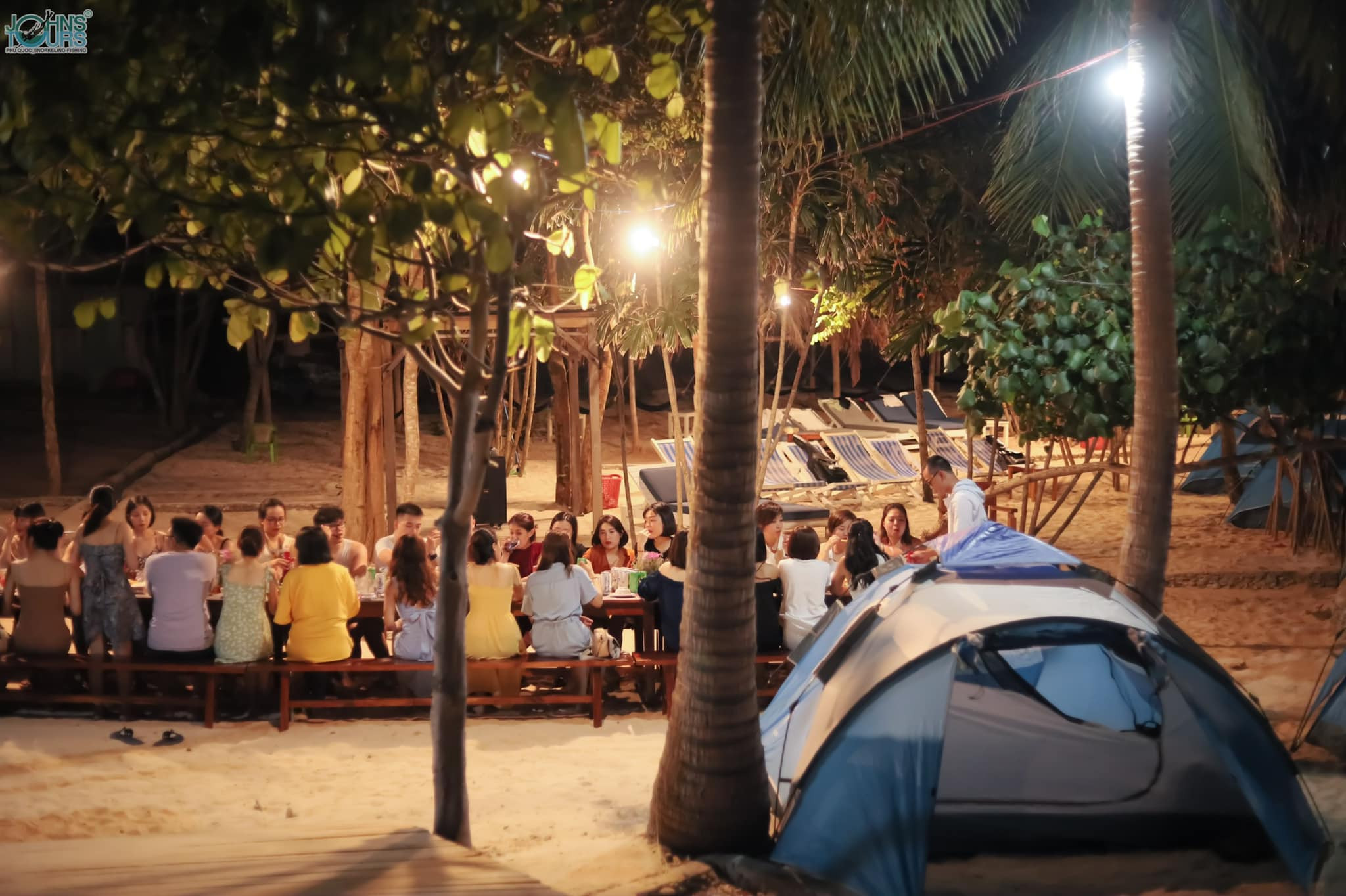 Du khách cùng nhau dùng bữa tối trong tour cắm trại của John