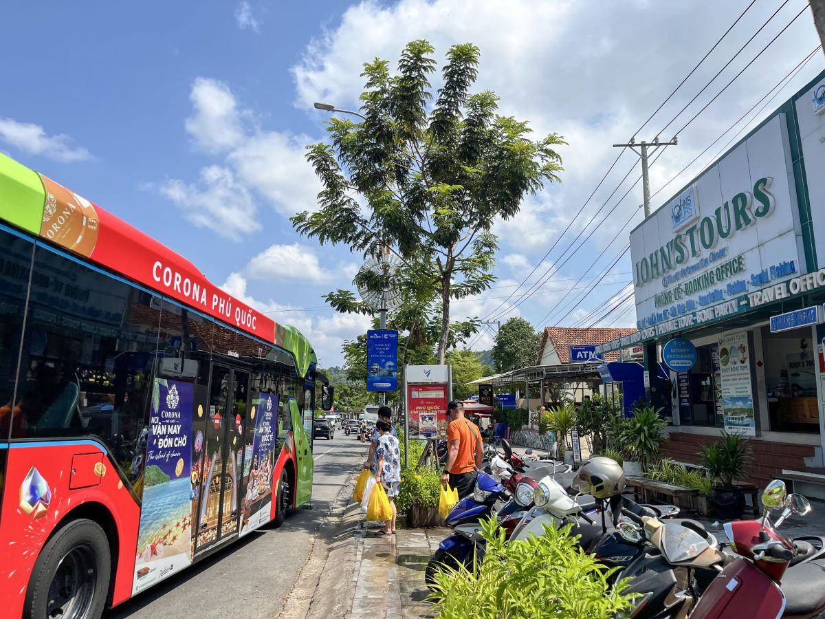 Du khách đón xe VinBus tại văn phòng John’s Tours Phú Quốc (143 Trần Hưng Đạo, P. Dương Đông)
