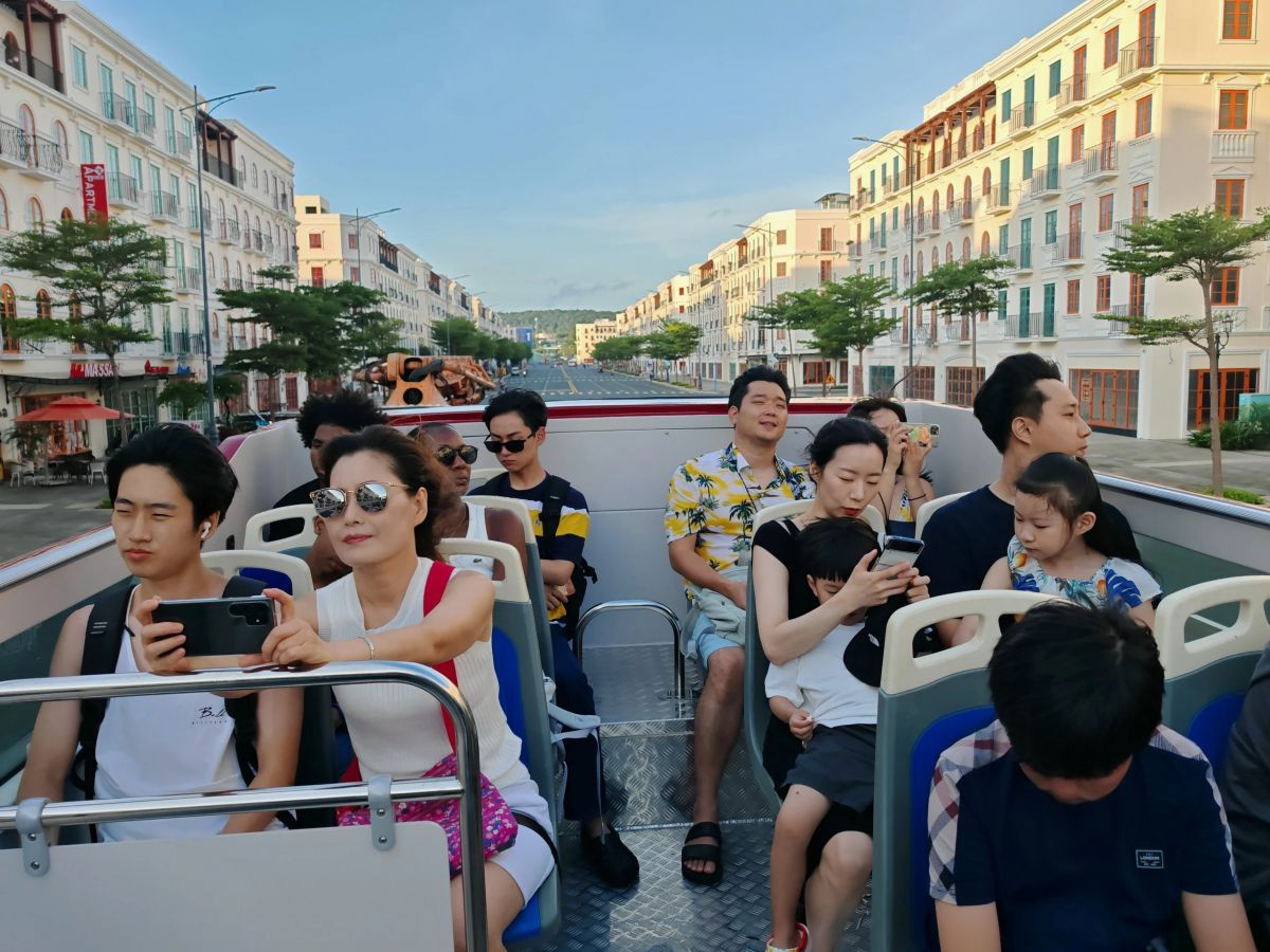 Du khách du ngoạn trên xe buýt 2 tầng (Ảnh: Hoàng Trung)