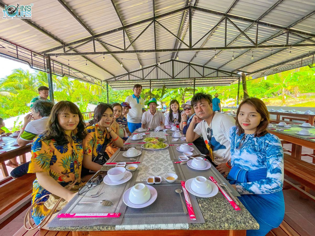 Du khách thưởng thức bữa trưa tại John's Tours