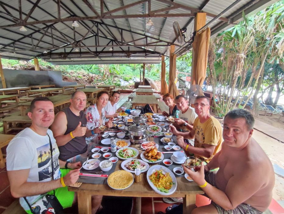 Du khách Tour Luxury Bằng Cano ăn trưa trên hòn Mây Rút Trong