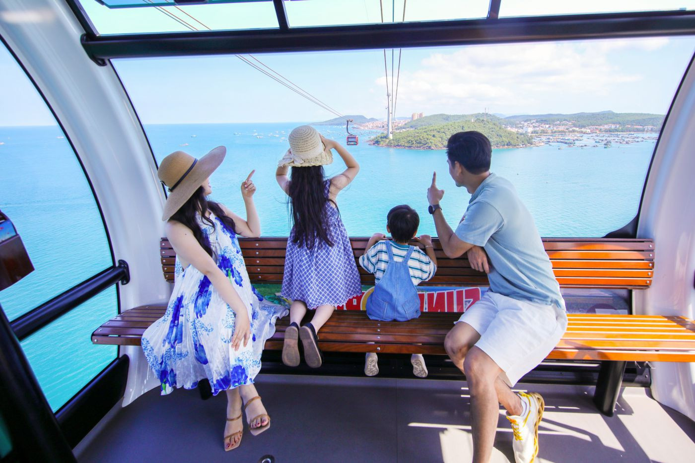 Du khách trong cabin cáp treo Phú Quốc