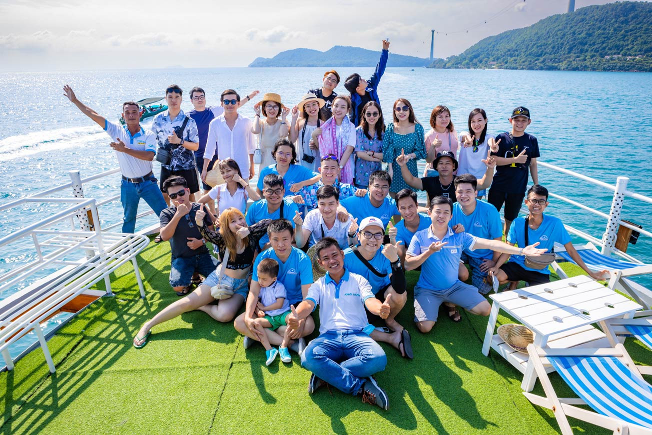 Du khách trong tour tàu 2 đảo của John