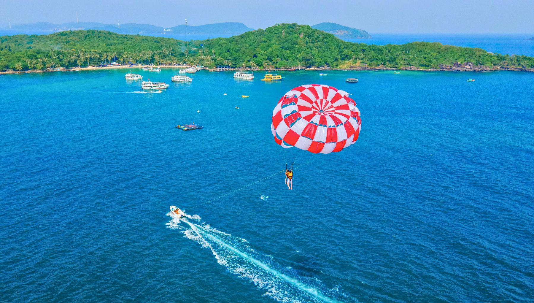 Dù lượn trên Đảo May Rut Trong, Phú Quốc.
