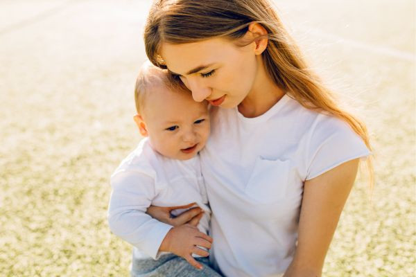 Đừng để mặc khi con khóc