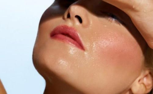 Dùng mỹ phẩm chứa dầu