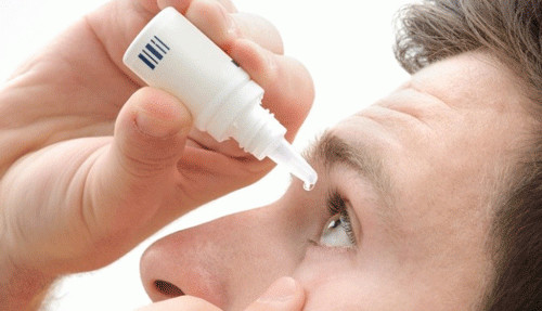 Dùng nước muối sinh lý để nháy mắt