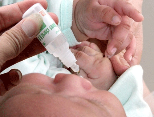 Dùng nước muối sinh lý để nháy mũi