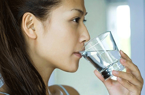 Dùng nước muối sinh lý để súc miệng