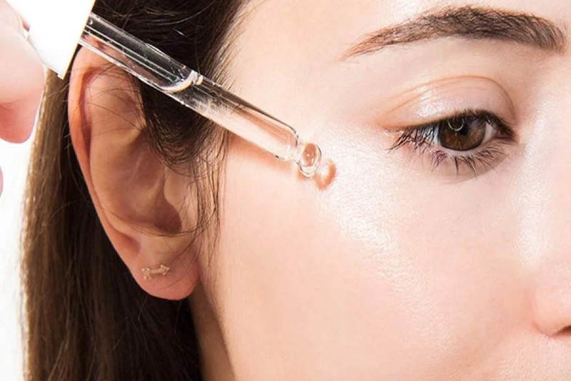 Dùng serum dưỡng ẩm cho da khô để cung cấp độ ẩm cần thiết