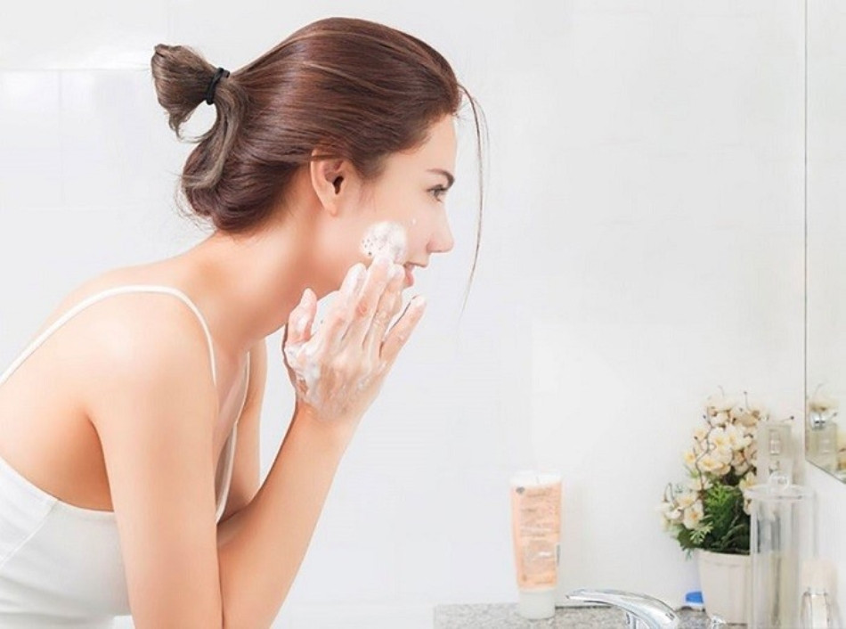 Dùng sữa rửa mặt dịu nhẹ