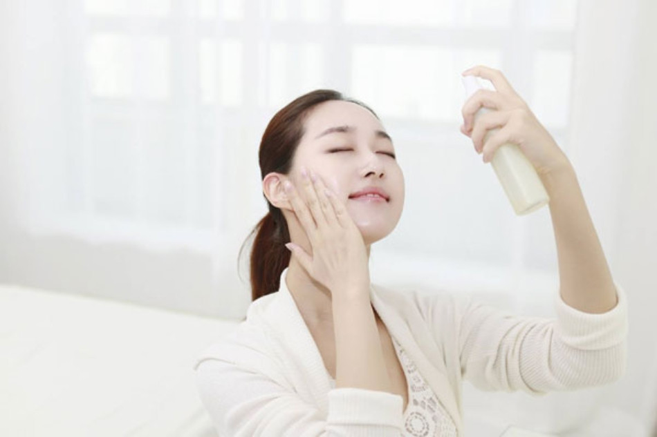 Dùng xịt khoáng khi thấy da khô