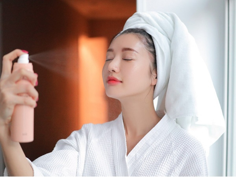 Dùng xịt khoáng trước khi đi ngủ và sau khi ngủ dậy