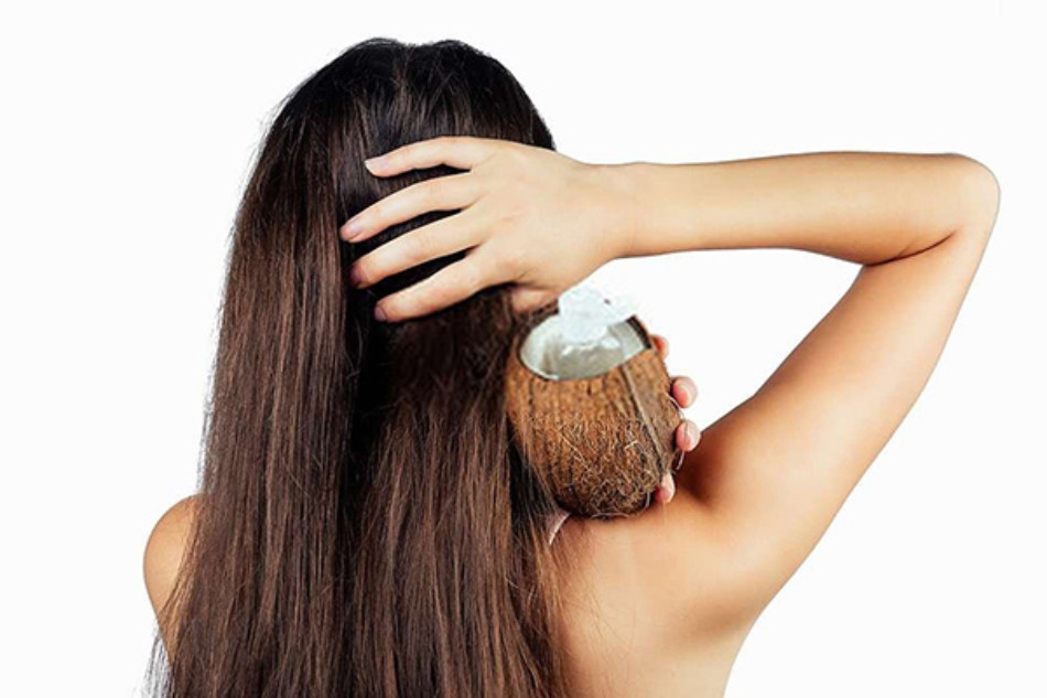 Dưỡng tóc hư tổn với dầu dừa nguyên chất