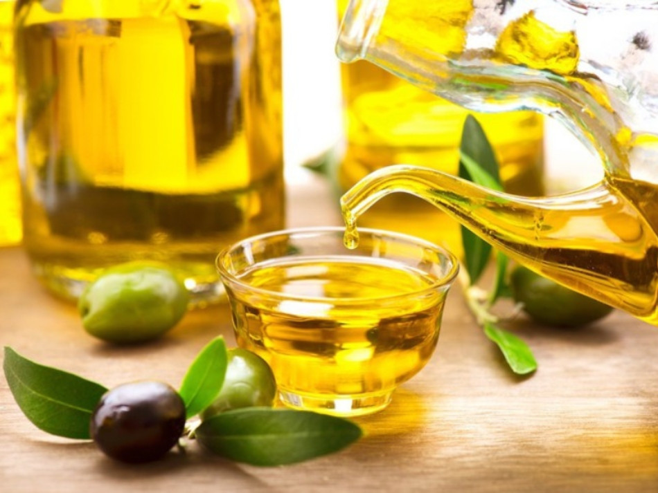 Dưỡng tóc mềm mại với dầu oliu