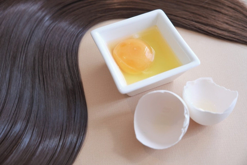 Dưỡng tóc xơ rối không vào nếp bằng mặt nạ trứng gà