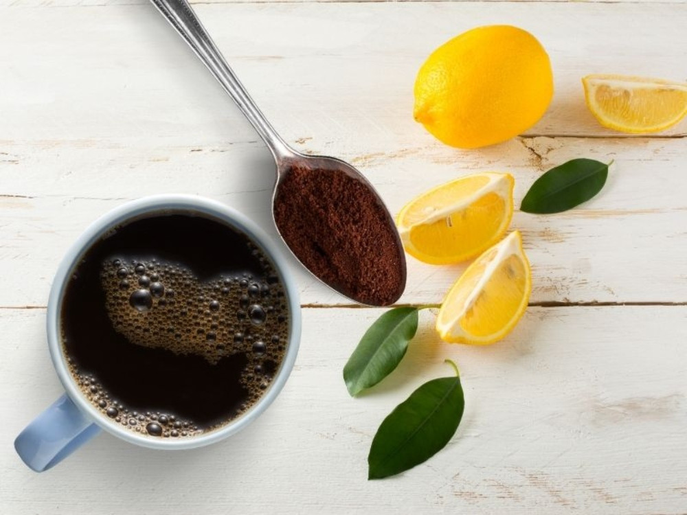 Dưỡng trắng da mặt với bã cà phê và chanh tươi