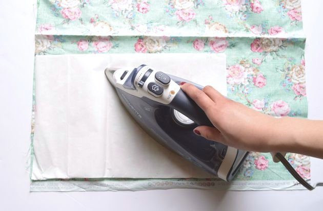 Ép giấy nến vào vải hoa