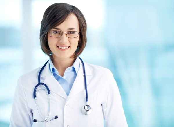 Gặp bác sĩ da liễu để tư vấn chăm sóc da mụn nếu tình trạng nặng