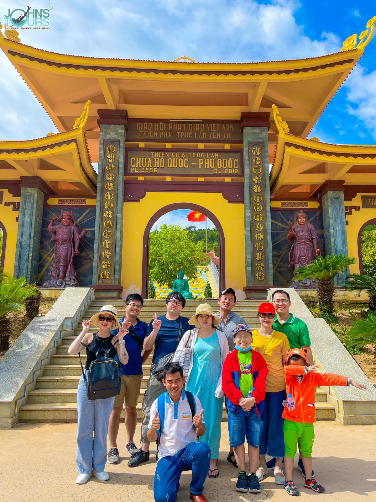 Gia đình check-in tại chùa Hộ Quốc Phú Quốc