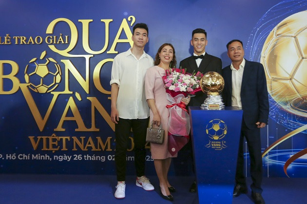 Bố Tiến Linh ví lễ trao giải Quả bóng vàng với trận chung kết ASEAN Cup 2024