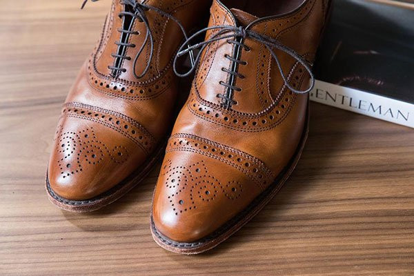 Giày Oxford brogue độc đáo với các lỗ đục trên giày