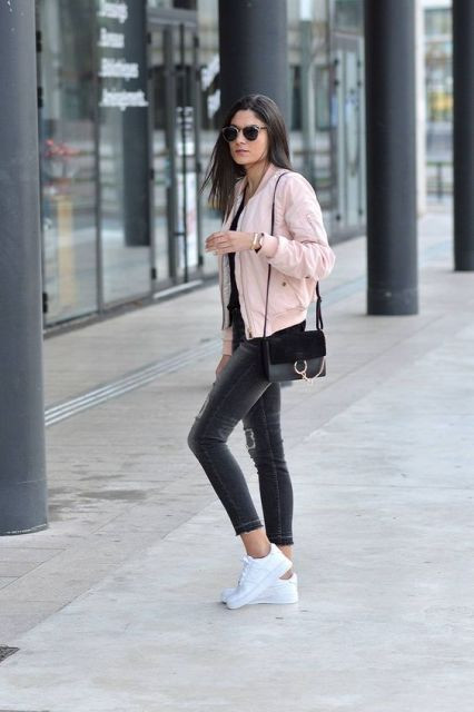 Giày sneaker trắng với quần skinny