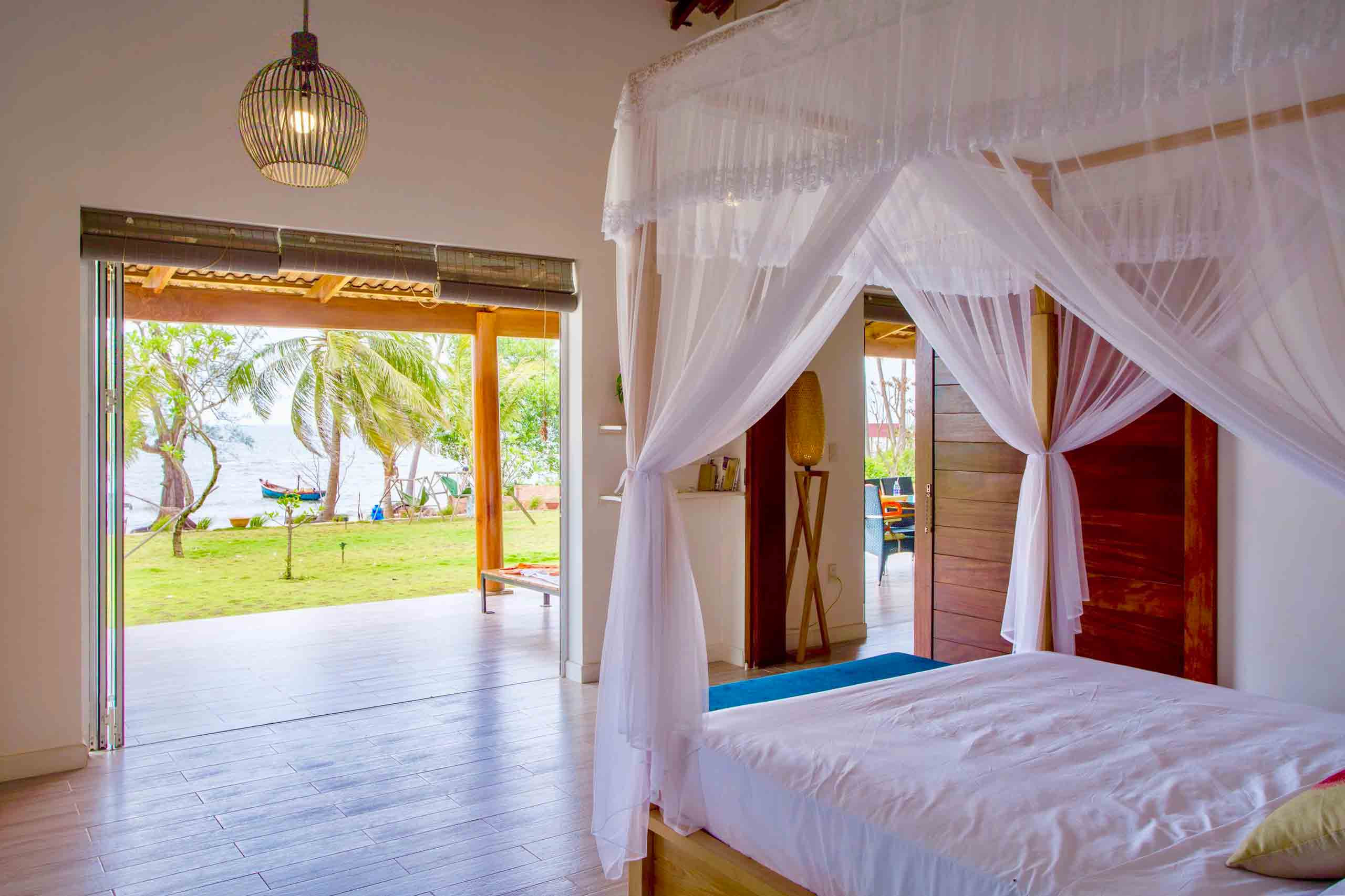 Giường ngủ tại căn villa 3 phòng ngủ Lotus Home Phú Quốc
