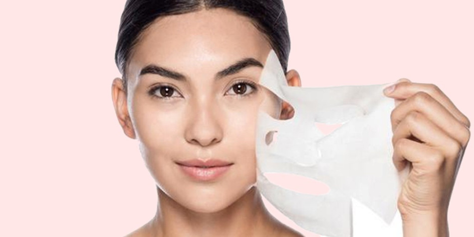 Gỡ mặt nạ giấy theo hướng từ cằm lên