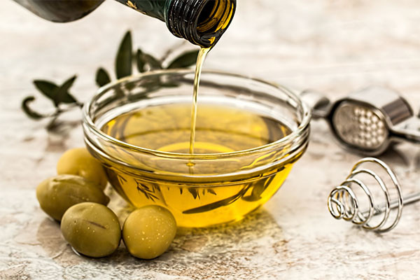 Hạn chế dùng mỹ phẩm chứa dầu