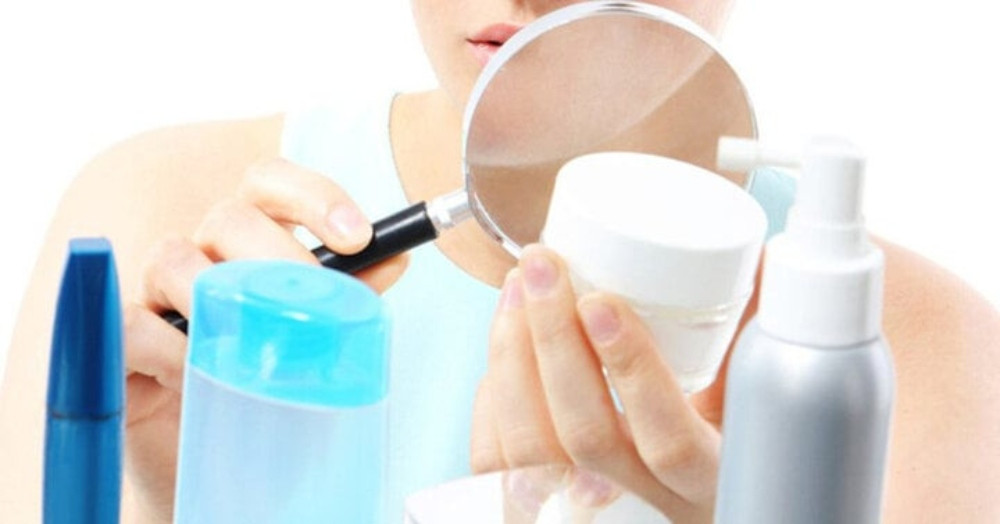 Hạn chế sử dụng các loại mỹ phẩm gốc dầu và chứa cồn để tránh gây kích ứng