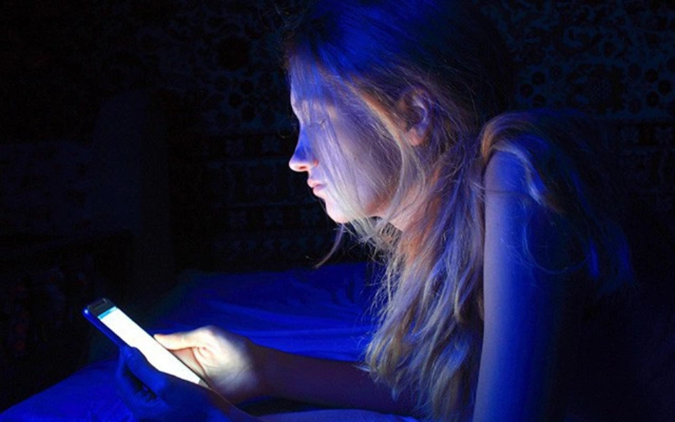 Hạn chế tiếp xúc với ánh sáng điện tử