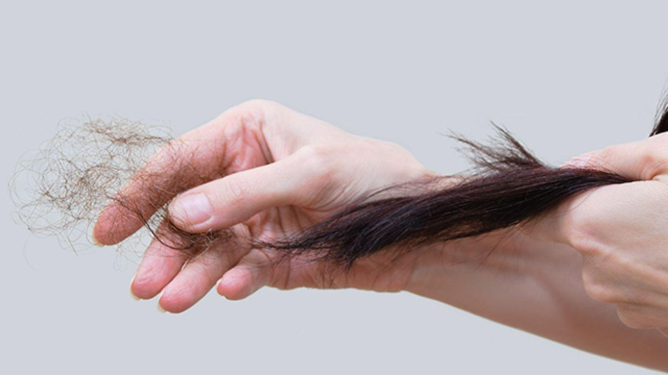 Hạn Chế Vuốt Tóc Quá Nhiều