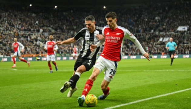Gary Neville chỉ trích hàng công Arsenal sau thất bại 0-2 trước Newcastle