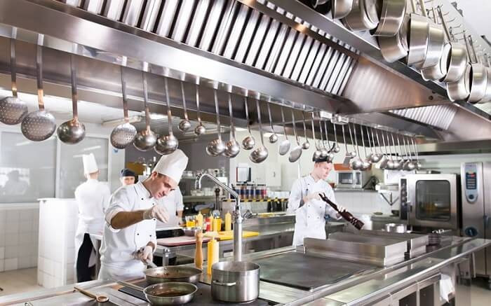 Hệ thống ánh sáng và thông gió trong không gian bếp nhà hàng