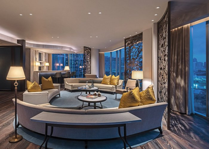 Hệ thống phòng tiện nghi tại Waldorf Astoria giúp bạn ngắm nhìn trọn vẹn sự nhộn nhịp của thành phố