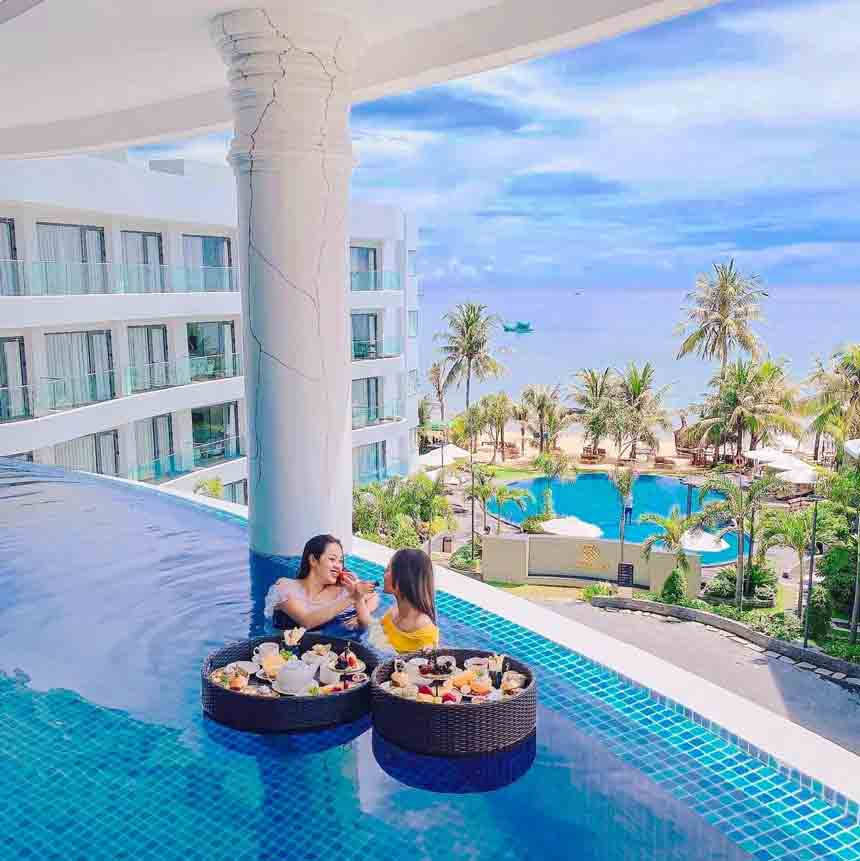Hồ bơi bên trong tại Sunset Beach Resort &amp; Spa Phú Quốc.