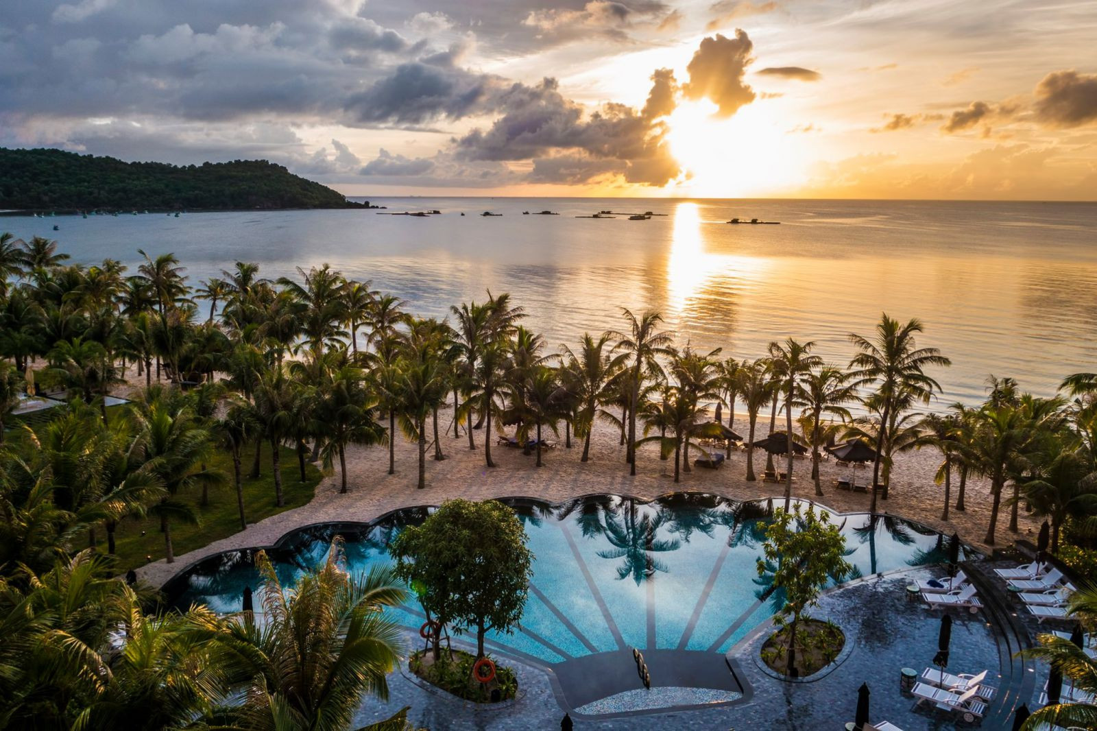 Hồ bơi hình vỏ sò JW Marriott Phú Quốc