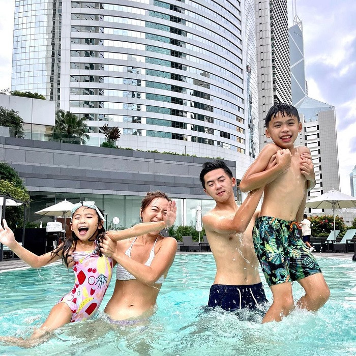 Hồ bơi ngoài trời sang trọng tại Conrad Hong Kong