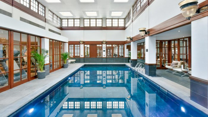 Hồ bơi sang trọng tại The Savoy