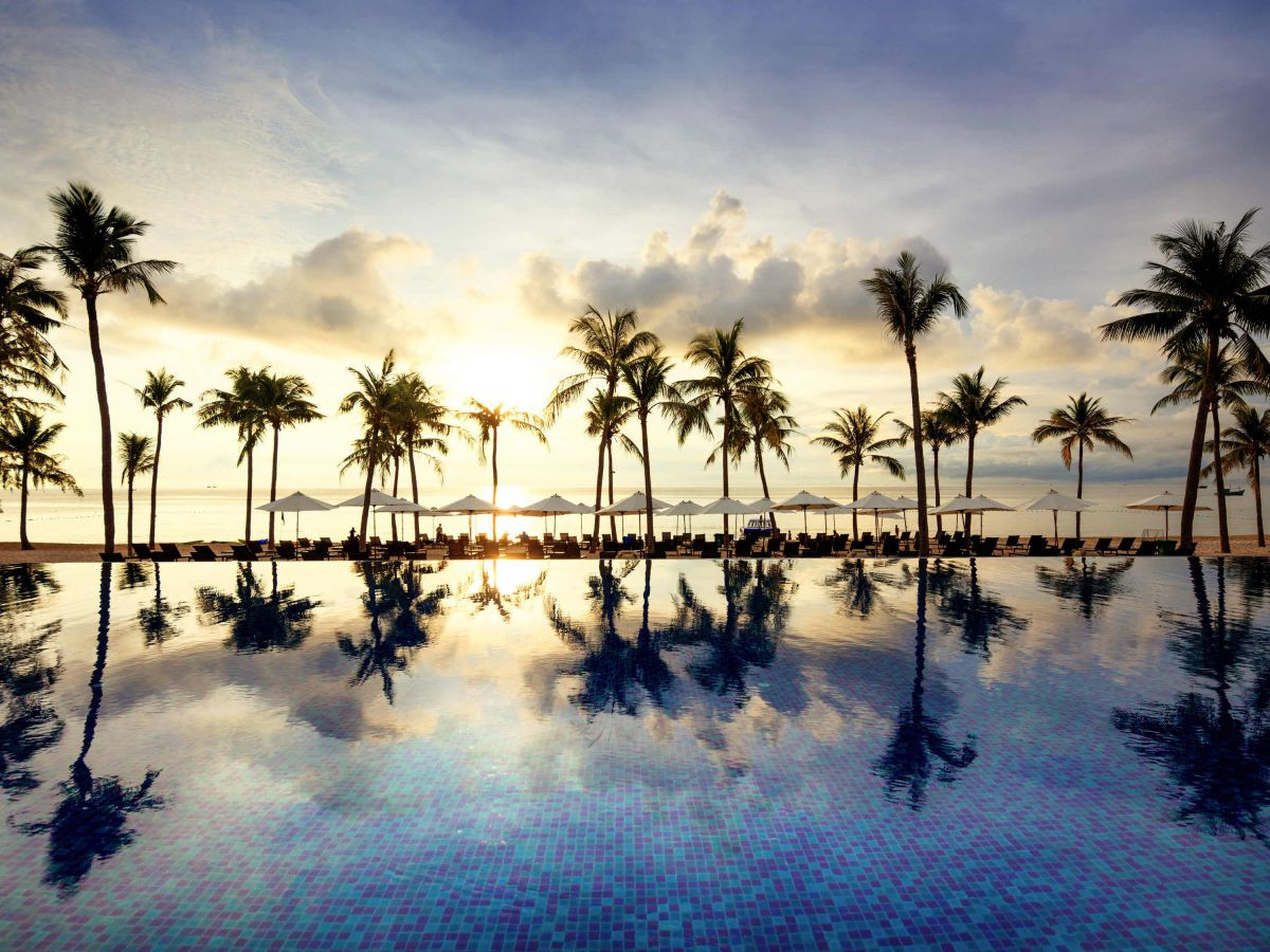Hồ bơi sát biển tại Novotel Phú Quốc
