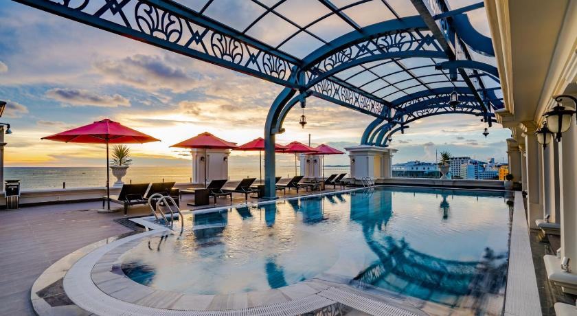 Hồ bơi tầng thượng ngắm hoàng hôn - AVS Hotel Phú Quốc