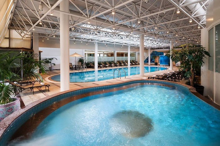 Hồ bơi trong nhà tại khách sạn Millennium Hilton